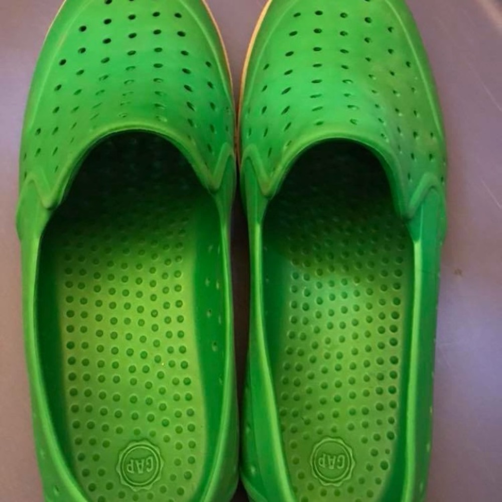 GAP 5/6 green water shoes